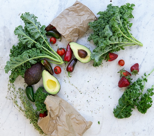 Gezonde groenten en fruit op aanrechtblad